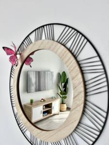 um espelho num quarto com uma cómoda em PISO EN EL CENTRO DE VELEZ MALAGA em Vélez-Málaga