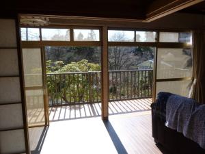 vistas desde el interior de una habitación con ventana en Ariki Resort Shuzenji - Vacation STAY 52314v en Izu
