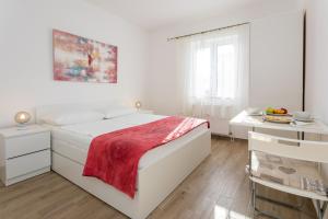 Postel nebo postele na pokoji v ubytování Apartments and Rooms Kod Keti