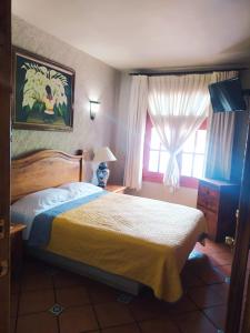 - une chambre avec un lit et une fenêtre dans l'établissement HOTEL COLONIAL MATAMOROS, à Matamoros