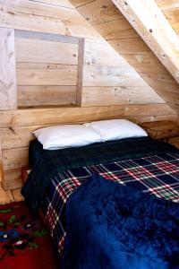 un letto nella mansarda di una cabina in legno di The Grafton Lodge a Grafton