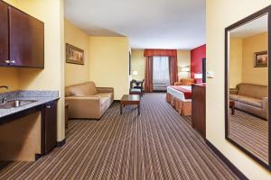 クリーブランドにあるHoliday Inn Express & Suites Cleveland, an IHG Hotelのベッドとバスルーム付きのホテルルームです。