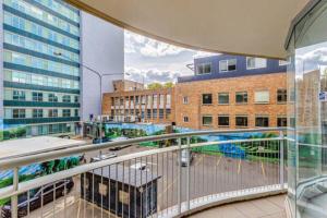 einen Balkon mit Blick auf eine Stadt mit Gebäuden in der Unterkunft Modern Private Room in Shared 2-Bed Apartment - Central City Center -2 in Canberra