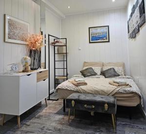 sypialnia z łóżkiem i komodą w obiekcie Old Town Center Zadar w mieście Zadar