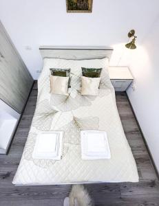 Un pat sau paturi într-o cameră la Golden Mountain Flat- ADULTS ONLY