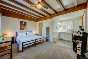 een slaapkamer met een bed en een keuken bij Pine Tree Place in South Lake Tahoe