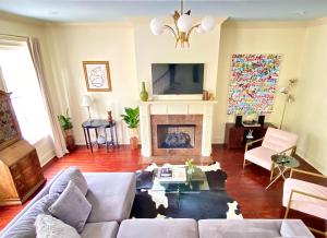 un soggiorno con divano e camino di Downtown Mobile, AL 2 Bedroom Townhome - Walk to Everything! a Mobile