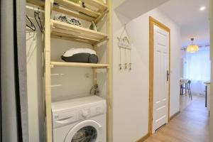 una lavanderia con lavatrice e asciugatrice di Apartament Pod Jałowcem Góry Sowie 533-543-732 a Jedlina-Zdrój
