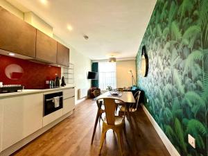 Dapur atau dapur kecil di Amazing Modern Apartment - Free Secure Parking! - 1 Minute walk to Poole Quay - Great Location - Free Parking - Fast WiFi - Smart TV - Newly decorated - sleeps up to 2! Close to Poole & Bournemouth & Sandbanks +4 gambar
