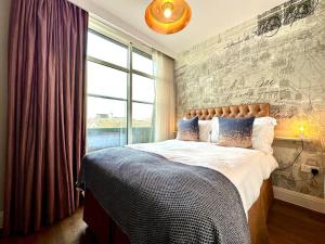 Katil atau katil-katil dalam bilik di Amazing Modern Apartment - Free Secure Parking! - 1 Minute walk to Poole Quay - Great Location - Free Parking - Fast WiFi - Smart TV - Newly decorated - sleeps up to 2! Close to Poole & Bournemouth & Sandbanks