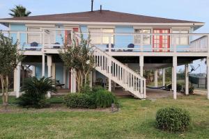 une grande maison avec un toboggan en face de celle-ci dans l'établissement Paradise lagoon*bayhouse fishing*beach*Dogfriendly, à Galveston