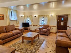 a living room with couches and a coffee table at The Barn - B6206a in Onecote