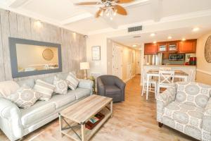 uma sala de estar com um sofá e uma mesa em Creston House 1D em Saint Augustine