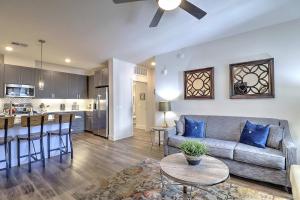 uma sala de estar com um sofá e uma cozinha em Private Rooftop Terrance-Walk Score 81-Shopping District-King Bed-Parking 4021 em Scottsdale