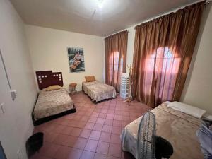 Ένα ή περισσότερα κρεβάτια σε δωμάτιο στο Hostal Santuario de las Libelulas