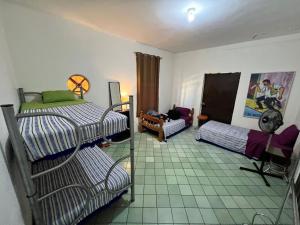 Ένα ή περισσότερα κρεβάτια σε δωμάτιο στο Hostal Santuario de las Libelulas