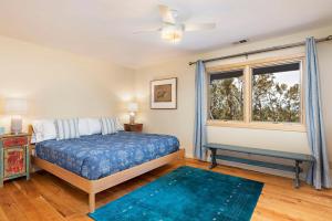 - une chambre avec un lit et une fenêtre dans l'établissement Topaz Mountain, à Santa Fe