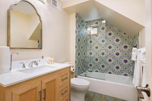 La salle de bains est pourvue d'un lavabo, de toilettes et d'une douche. dans l'établissement Topaz Mountain, à Santa Fe