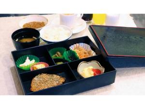 Hotel Platon - Vacation STAY 62234v في Chikuma: صندوق أسود مليء بأنواع مختلفة من الطعام