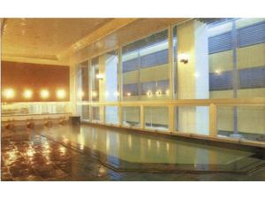 Hotel Platon - Vacation STAY 62234v في Chikuma: مبنى كبير مع أرضية لامعة ونوافذ كبيرة
