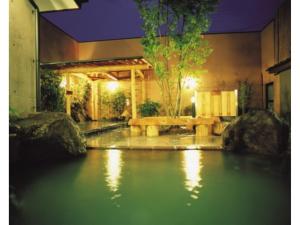 千曲市にあるHotel Platon - Vacation STAY 62238vの池のある家の前のベンチ