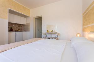Postel nebo postele na pokoji v ubytování Apartments and Rooms Kod Keti