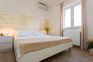 Postel nebo postele na pokoji v ubytování Apartments and Rooms Kod Keti