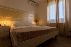 Postel nebo postele na pokoji v ubytování Apartments and Rooms Kod Keti