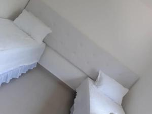 stos białych papierów siedzących na ścianie w obiekcie Apartamento pé na areia w mieście Porto Seguro