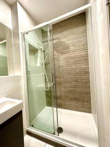 Vannituba majutusasutuses Stylish 2 Bedroom Apartment - Free Parking & WiFi - 1 Minute walk to Poole Quay - Great Location - Free Parking - Fast WiFi - Smart TV - Newly decorated - sleeps up to 4! Close to Poole & Bournemouth & Sandbanks