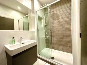 Vannituba majutusasutuses Stylish 2 Bedroom Apartment - Free Parking & WiFi - 1 Minute walk to Poole Quay - Great Location - Free Parking - Fast WiFi - Smart TV - Newly decorated - sleeps up to 4! Close to Poole & Bournemouth & Sandbanks