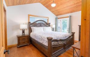 Postel nebo postele na pokoji v ubytování Villas of Muskoka - Duplex Villa 3A