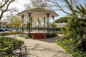 a gazebo in a park with benches and trees at Bel appart quartier Lardenne in Toulouse