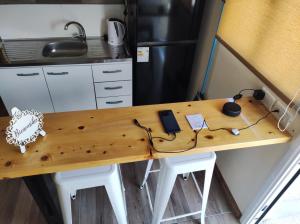 un escritorio en una cocina con un teléfono en Casita de Piedra 10 en Trinidad