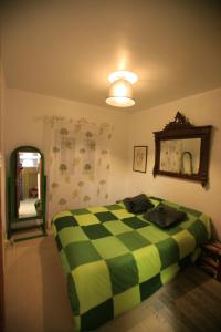 een groen en wit bed in een kamer met een spiegel bij Ca Isaak in Denia