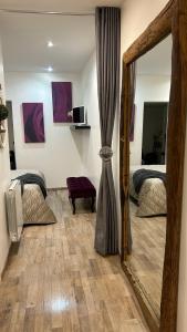 uno specchio in una stanza con due letti di Bel appartement au cœur de paris a Parigi