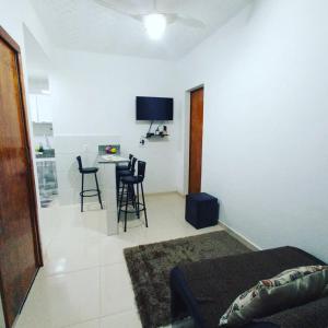里約熱內盧的住宿－Casa Oliveira's Paquetá，客厅配有沙发和桌椅