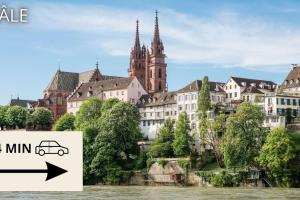 - une vue sur la ville avec une voiture sur la rivière dans l'établissement L'ESCALE, proche Suisse, parking, à Hésingue