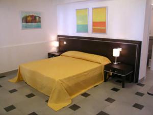 威尼斯的住宿－B&B Casa in Laguna，一间卧室配有黄色的床和2个床头柜