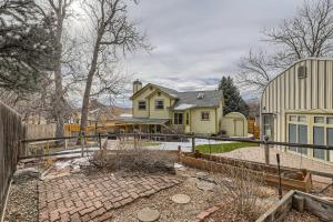 une maison avec une clôture et une maison dans l'établissement 6022 Yank Ct, à Arvada