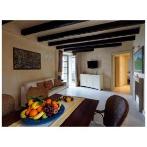 Monti di Licciana Nardi的住宿－Appartamento La Mimosa，客厅配有带一碗水果的桌子