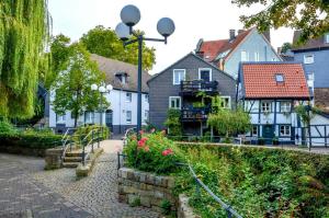 una fila de casas en un pueblo con flores en Luxus Loft Whirlpool Designer Küche Bad, en Herdecke