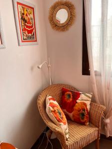 ベレス・マラガにあるB&B Casa Louisa, Torre del Mar- Vallenizaの籐の椅子(枕2つ付)