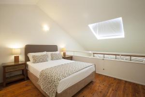 ein Schlafzimmer mit einem Bett und einem Dachfenster in der Unterkunft Coral Sea Villas in Port Douglas
