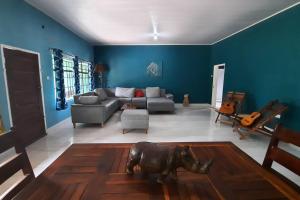 Artist Villa in a Beautiful Yard في Chilanga: غرفة معيشة بها أريكة وتمثال وحيد القرن