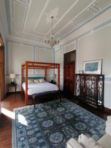 1 dormitorio con cama y alfombra en Casa das Amendoeiras, en Silves