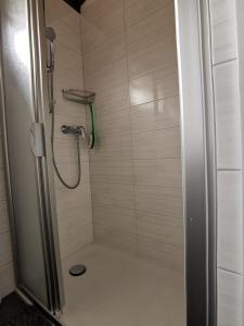 ein Bad mit einer Dusche und einer Glastür in der Unterkunft Casa Ghiro in Pura