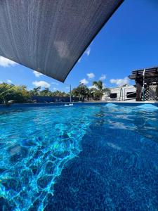 伊莎貝拉的住宿－Brisas de Isabela Cozy Glamper 1A，蓝色海水游泳池