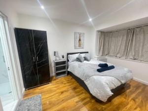 a bedroom with a bed and a large window at Good priced 6 Bedroom Home with FREE Parking Family Holiday - Windsor in Old Windsor