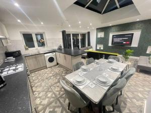 a dining room with a table and chairs and a kitchen at Good priced Single Bed Room In Windsor in Old Windsor +22 photos
